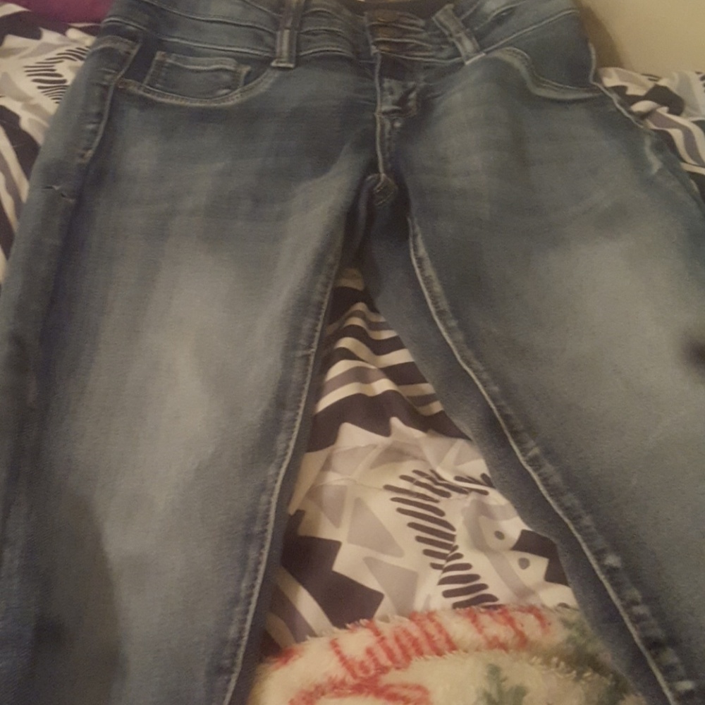 High-wasted jeans